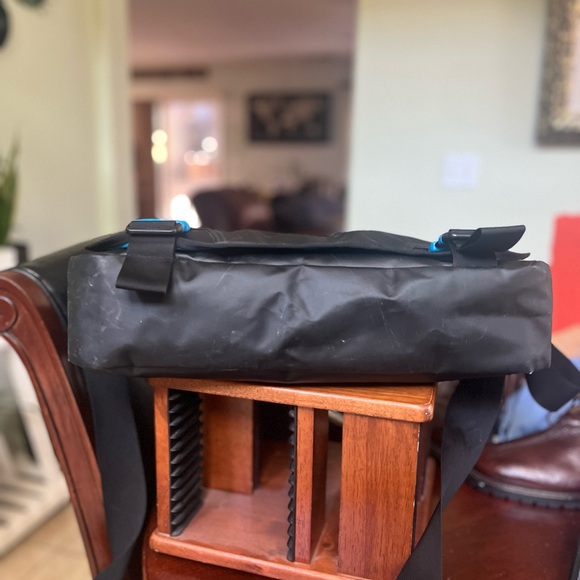 ADIDAS Procycling Messenger bag w/ Laptop sleeve - Picture 5 of 8